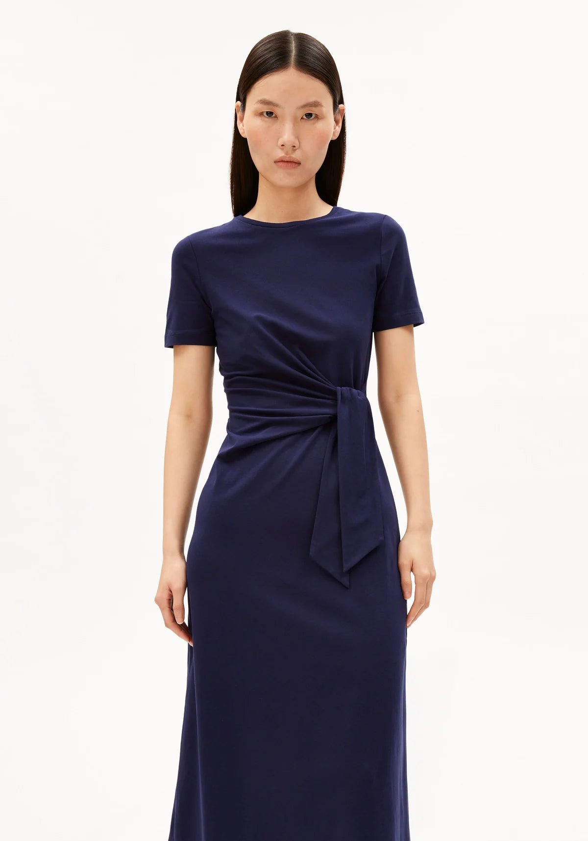 3/4 LENGTH PHOTO OF NAVY SHEATH WRAP DRESS ON MODEL WITH BLACK HAIR AGAINST WHITE BACKGROUND
