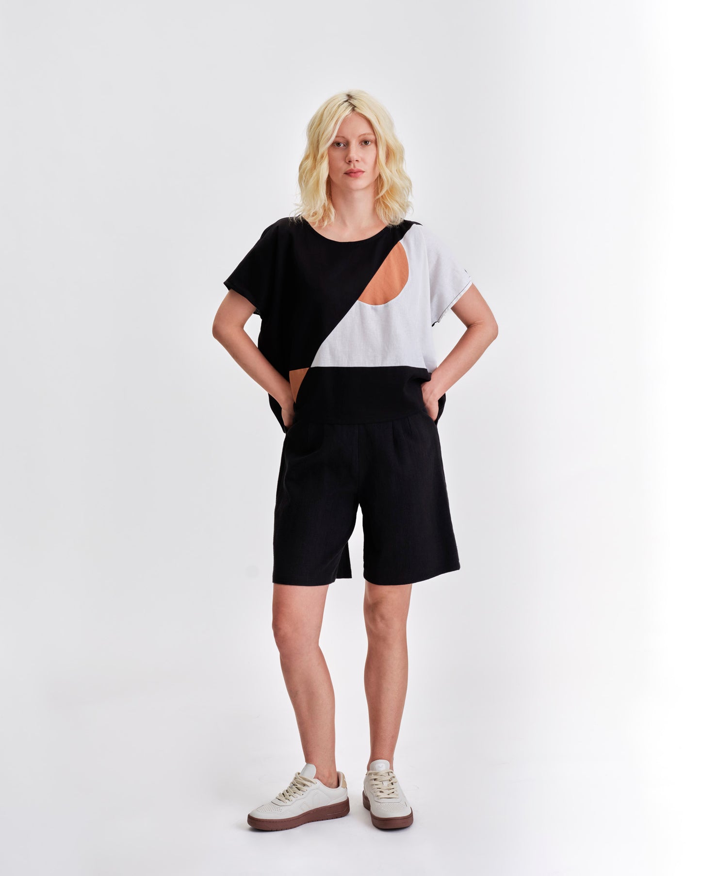 Stylish Jennifer Glasgow Design Black and White Color-Block Top with Pocket for Casual Outfits