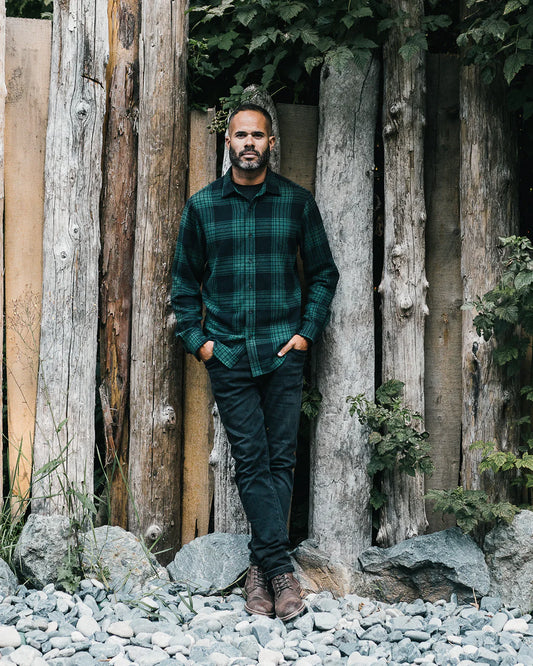 Anian nen's plaid flannel shirt in green and black, perfect for outdoor style and comfort in Kelonwa