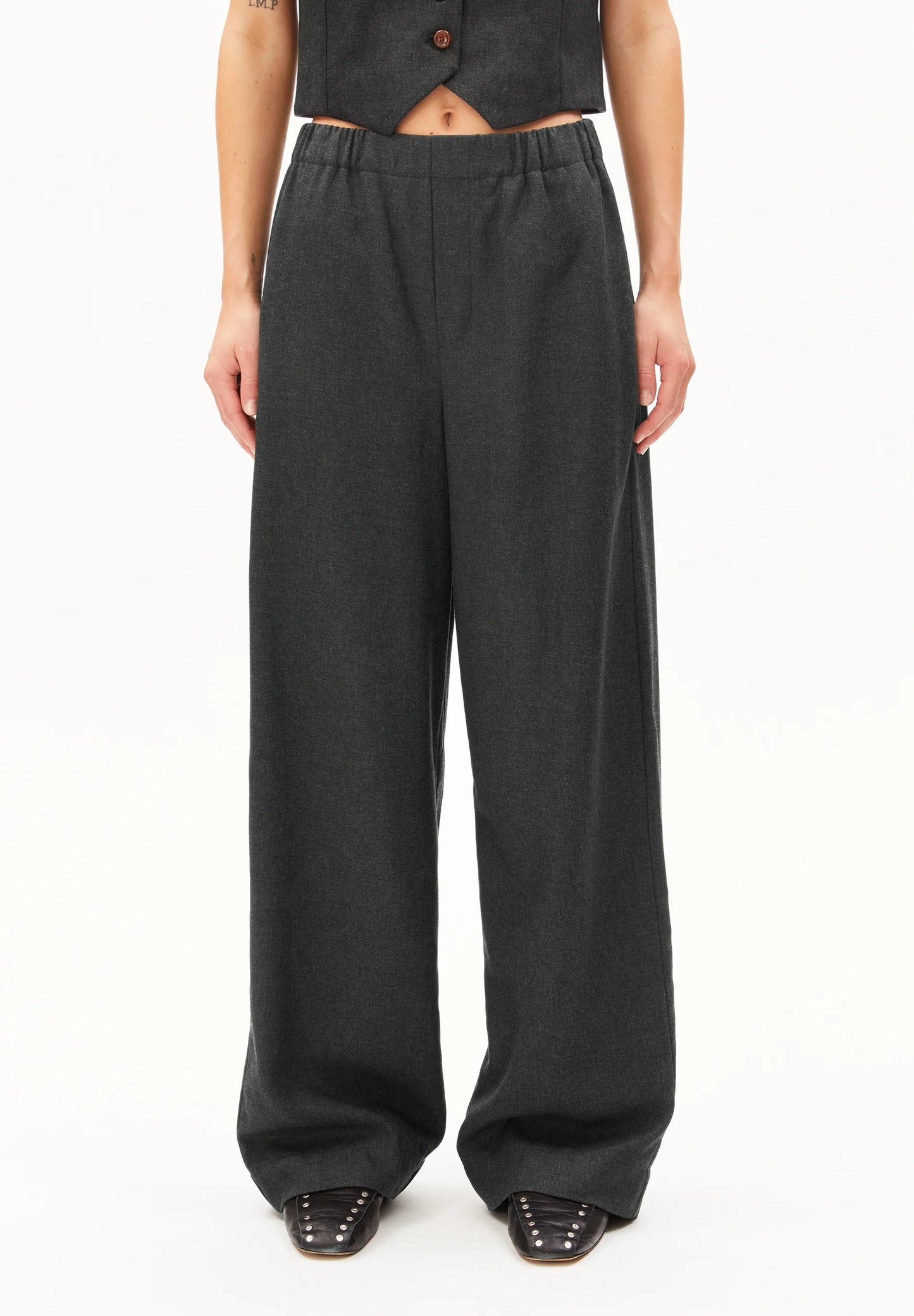 ARMEDANGELS Canada Wide Leg Pants in Dark Gray with Comfortable Elastic Waist for Effortless Style in Kelowna