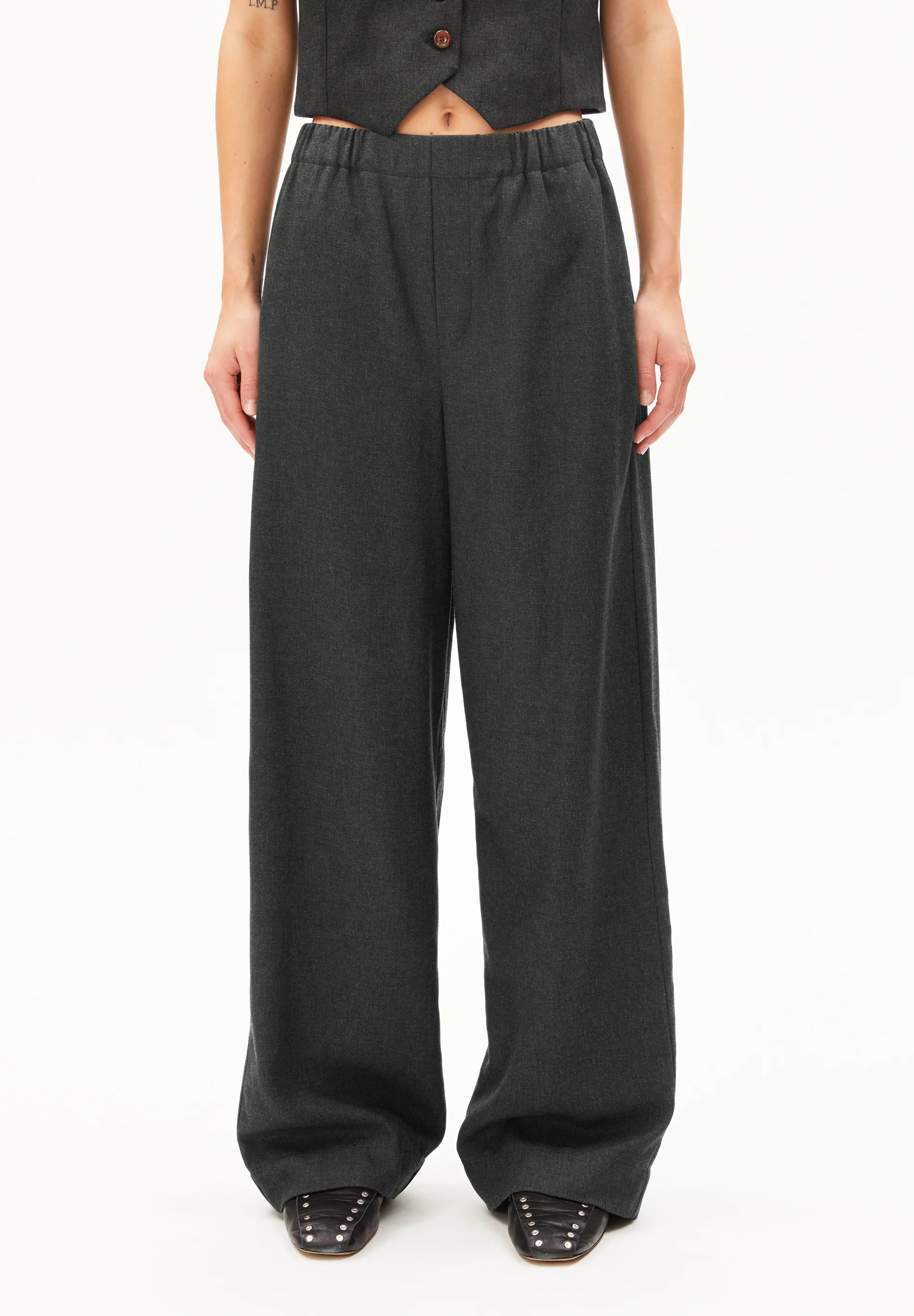 ARMEDANGELS Canada Wide Leg Pants in Dark Gray with Comfortable Elastic Waist for Effortless Style in Kelowna