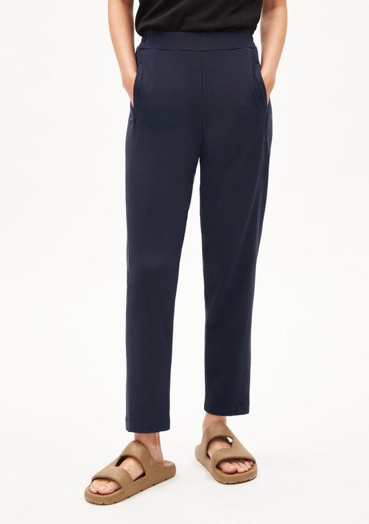 ARMEDANGELS Canada Magdaalena Jersey Pants navy blue casual pants with side pockets worn with tan sandals in kelowna