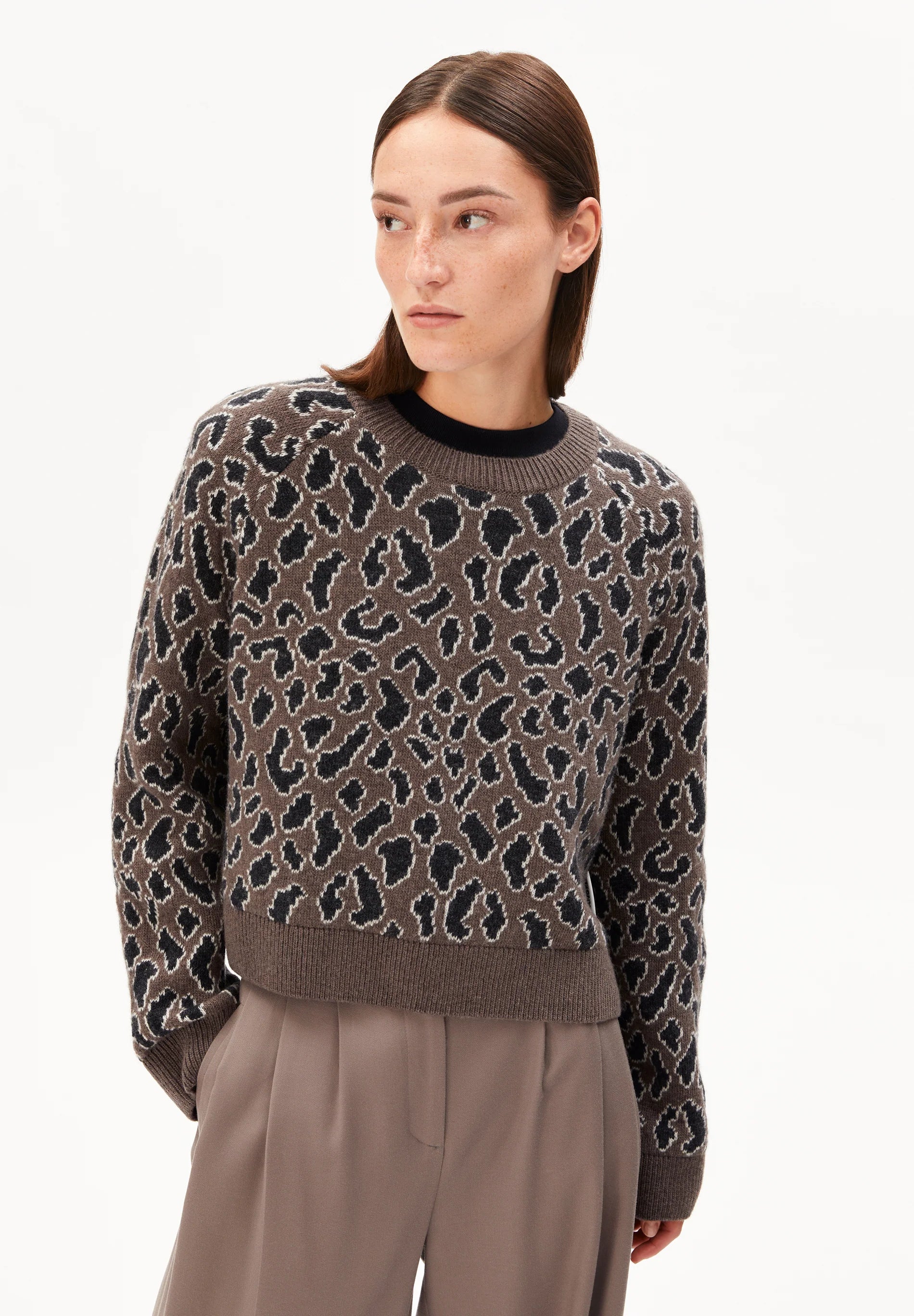 ARMEDANGELS Canada leopard print sweater in gray with a relaxed fit and crew neckline in Kelowna