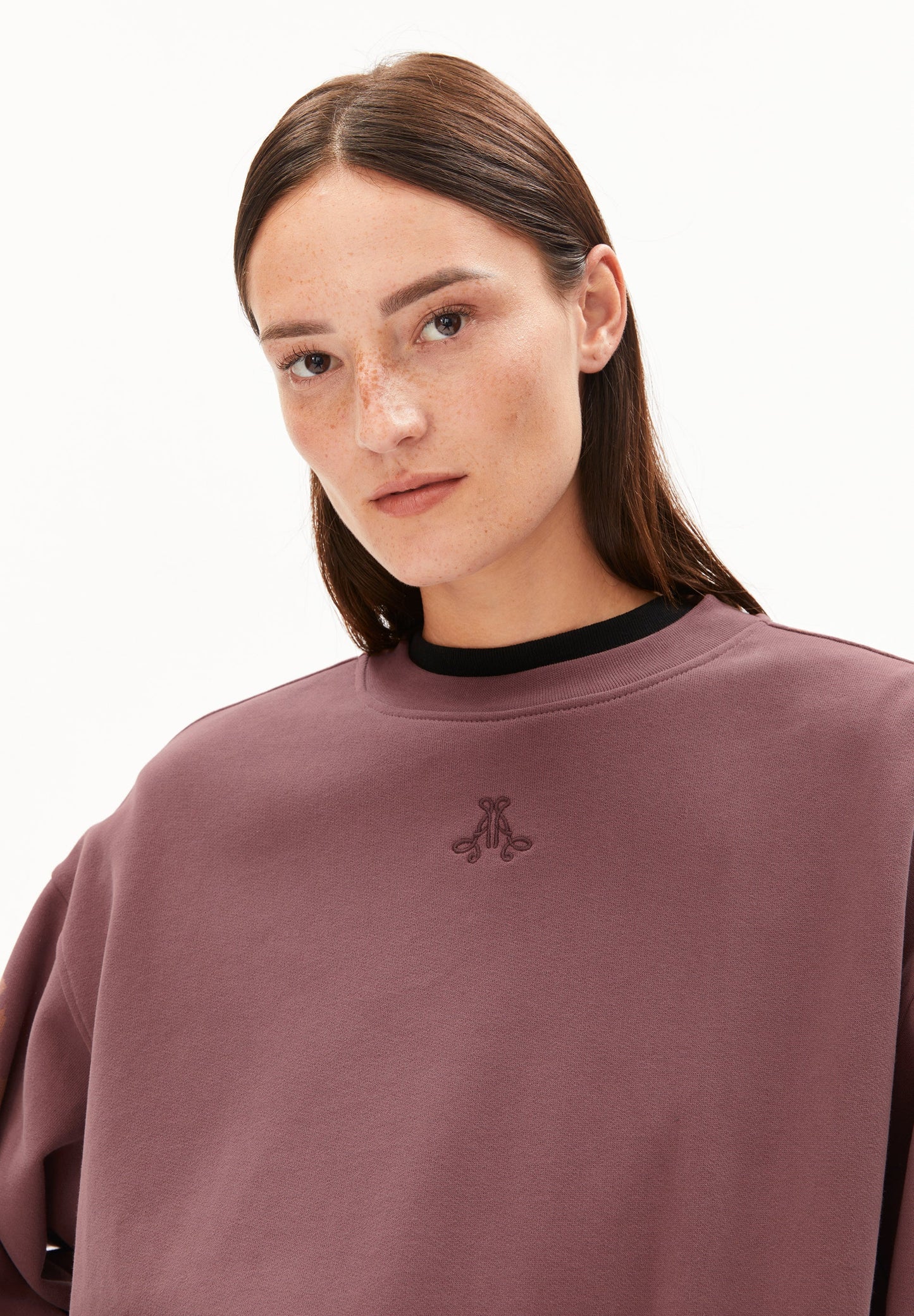 ARMEDANGELS Canada Women's sweatshirt in mauve with a subtle logo for casual comfort in Kelowna