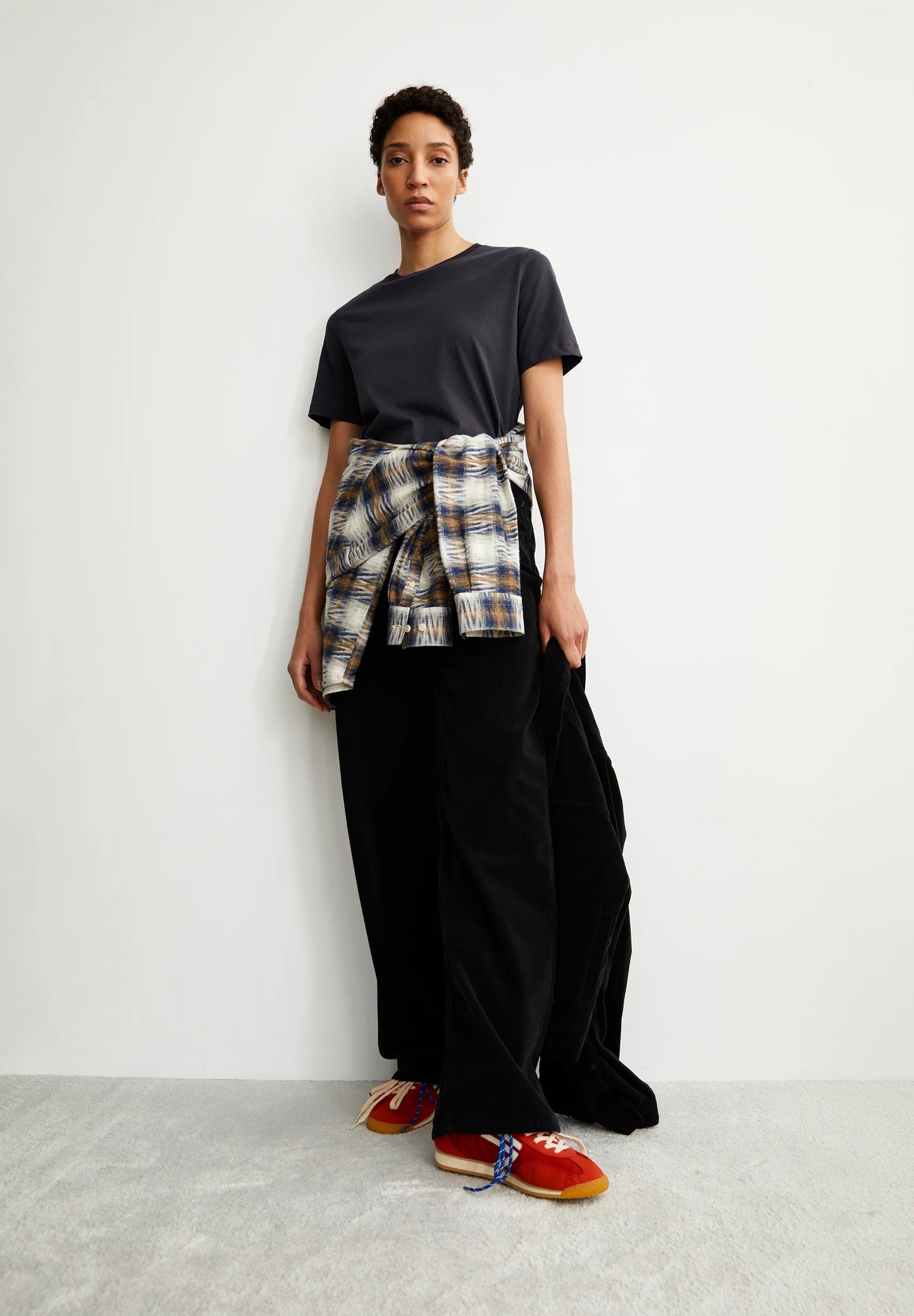 ARMEDANGELS Canada Women's T-Shirt in Dark Gray paired with a plaid shirt and wide-leg pants in Kelowna