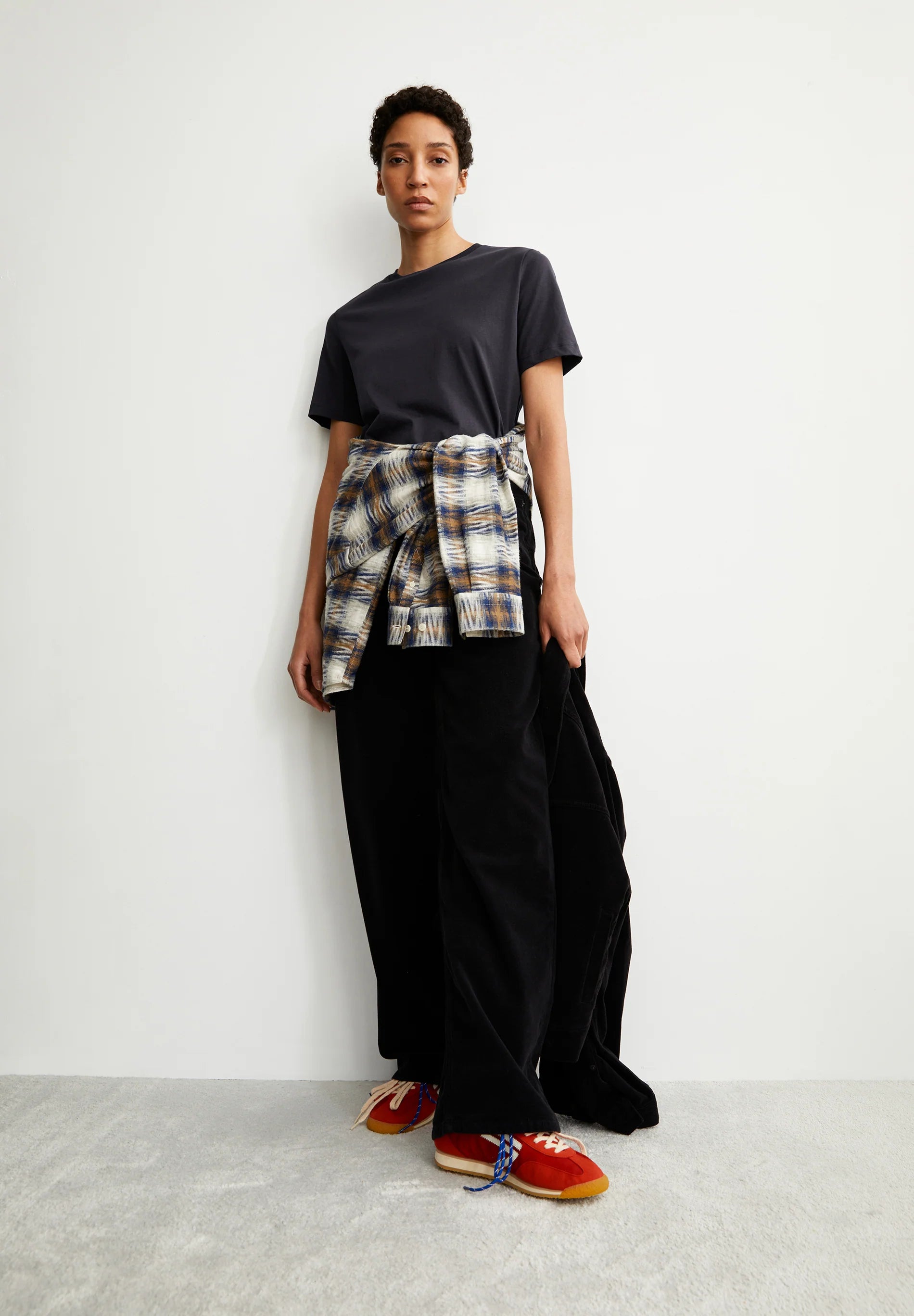 ARMEDANGELS Canada Women's T-Shirt in Dark Gray paired with a plaid shirt and wide-leg pants in Kelowna