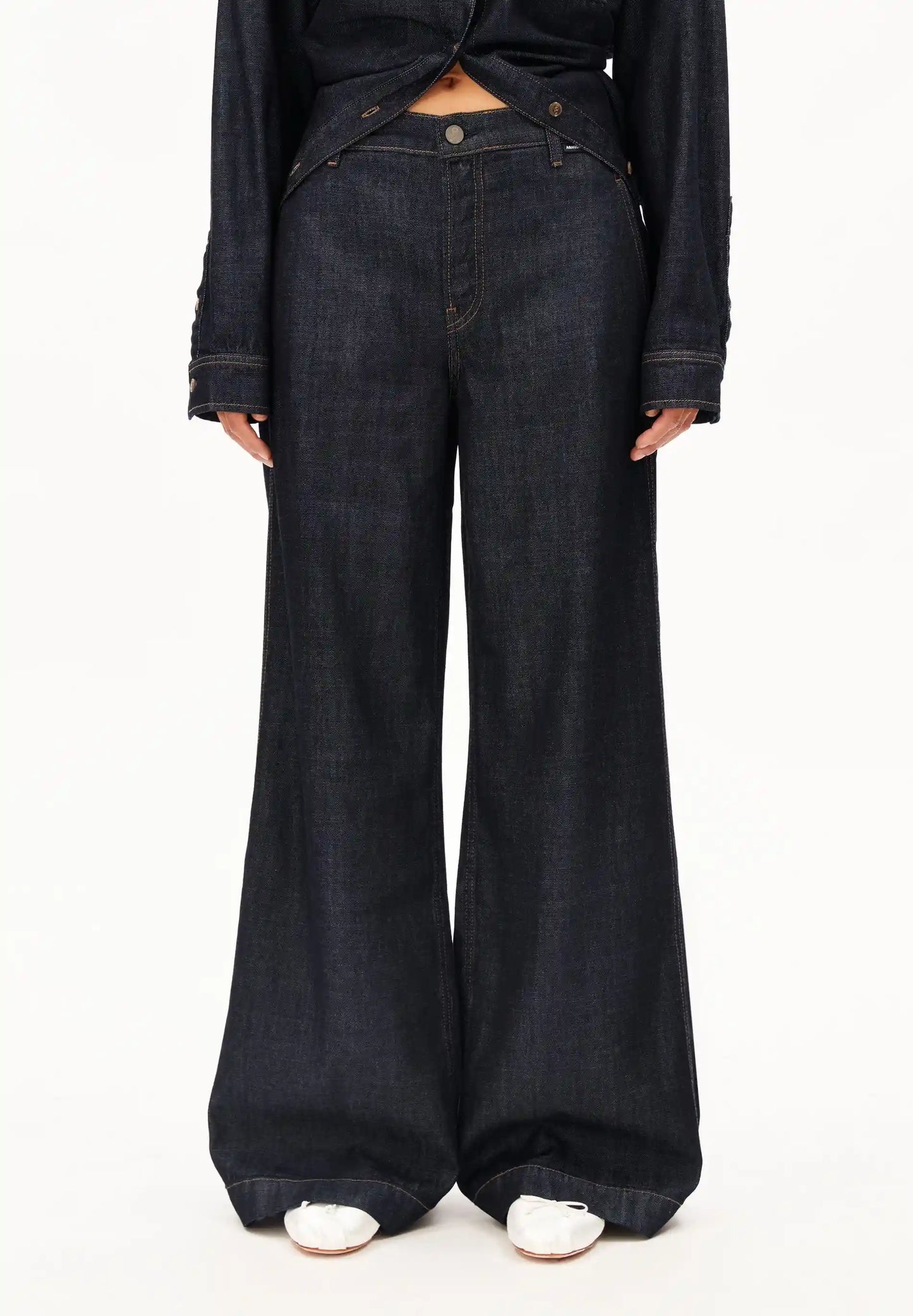 ARMEDANGELS Canada - ASTRAEAAS Tailored Pant in Rinse front view on model