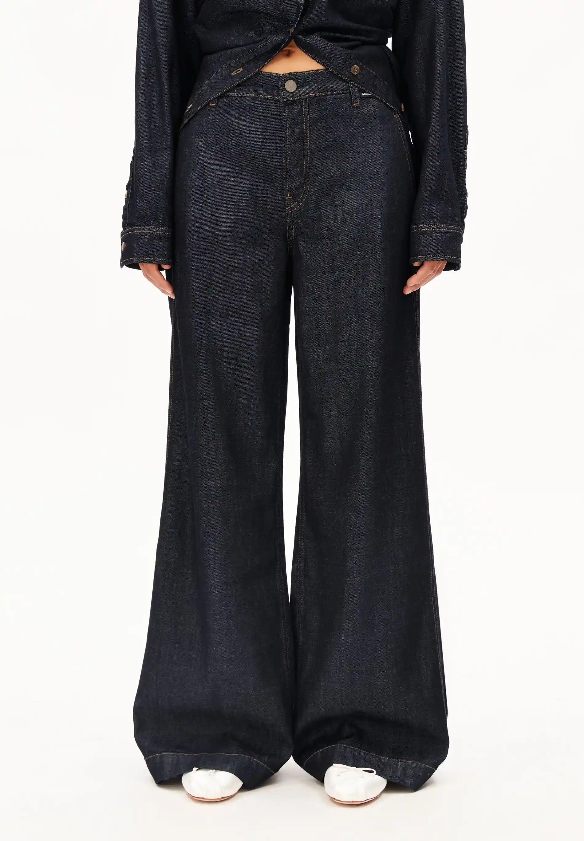 ARMEDANGELS Canada - ASTRAEAAS Tailored Pant in Rinse front view on model