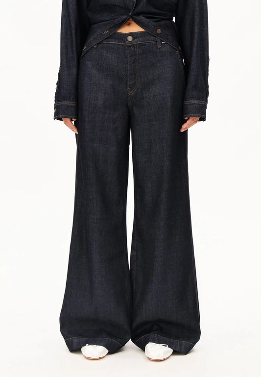 ARMEDANGELS Canada - ASTRAEAAS Tailored Pant in Rinse front view on model