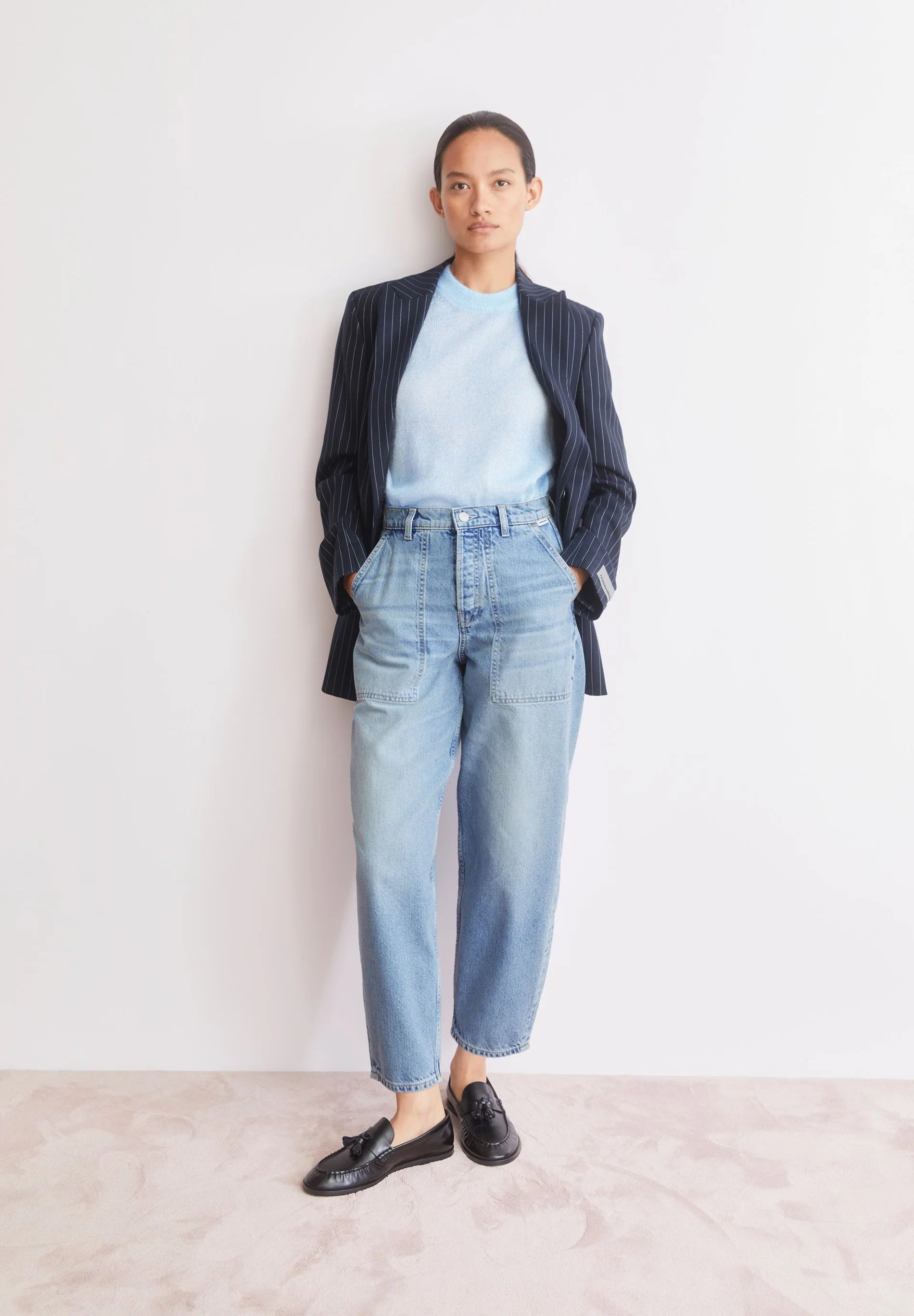 ARMEDANGELS Canada - BAARLY Carpenter Barrel Jeans in Andromedar on model styled with blue sweater and blazer