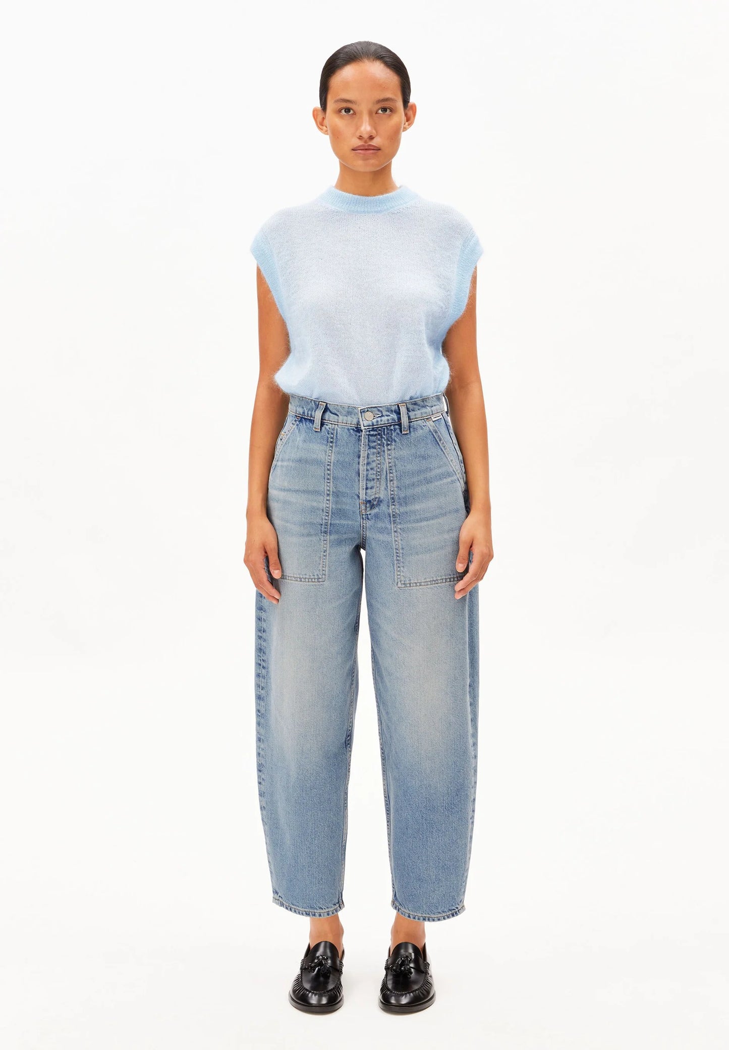 ARMEDANGELS Canada - BAARLY Carpenter Barrel Jeans in Andromedar front view on model with a light blue sweater