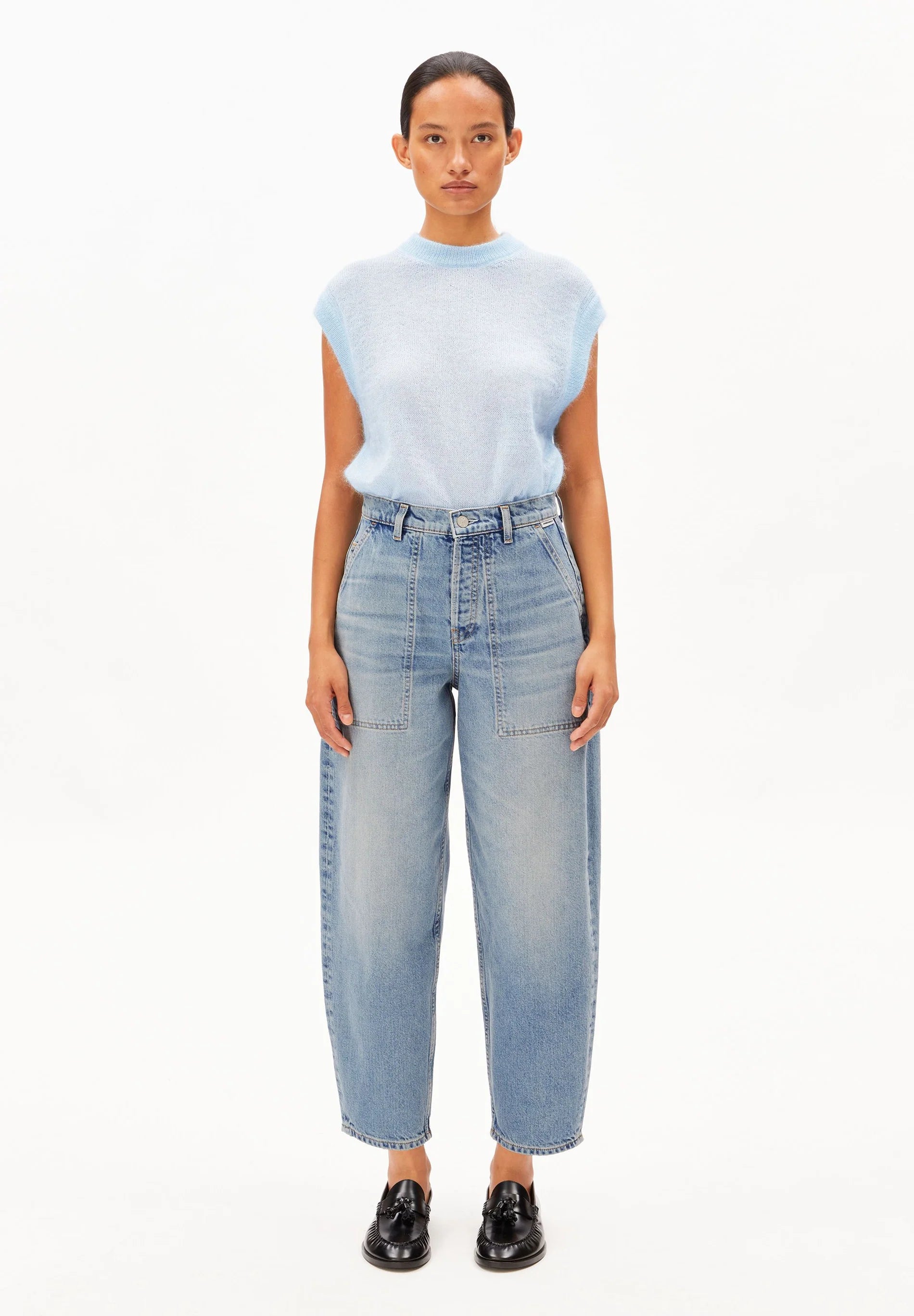 ARMEDANGELS Canada - BAARLY Carpenter Barrel Jeans in Andromedar front view on model with a light blue sweater