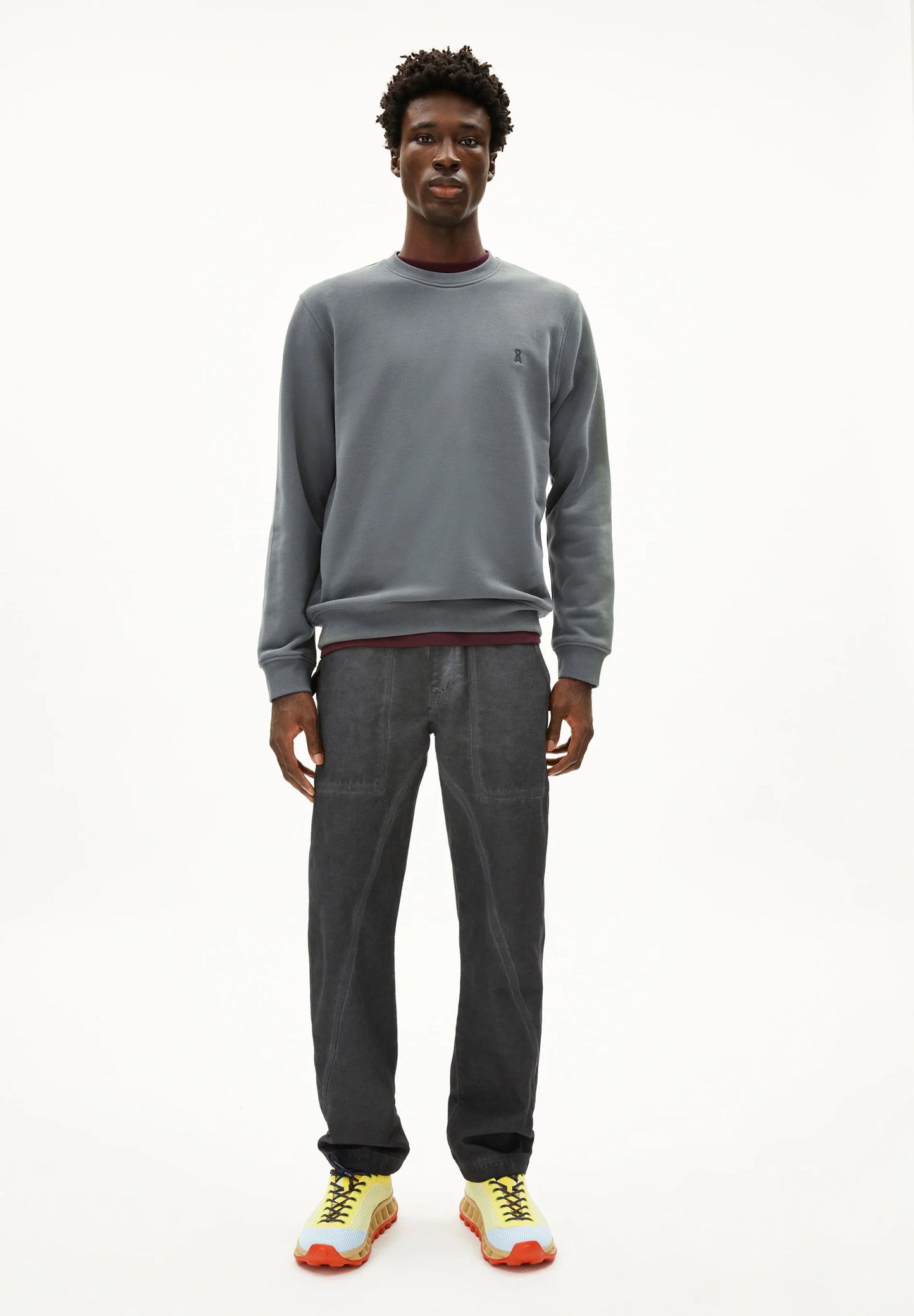 Men's ARMEDANGELS Canada sweatshirt in gray with a classic fit, paired with casual pants and sneakers