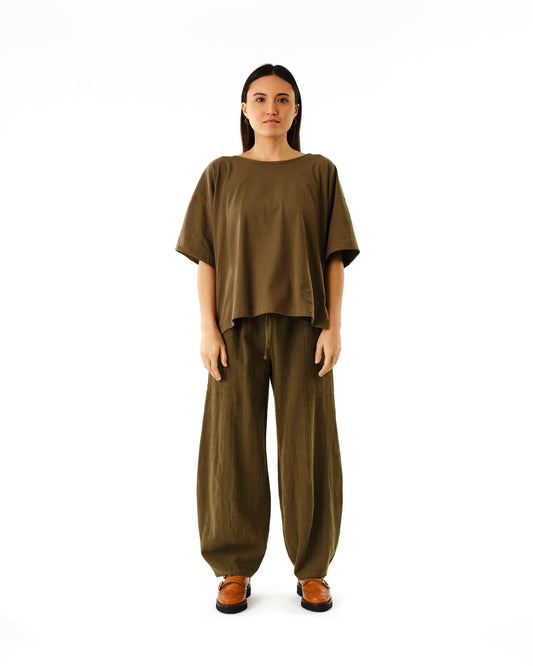 Model wearing Jennifer Glasgow Design oversized olive organic cotton t-shirt with matching wide leg drawstring pants in Kelowna