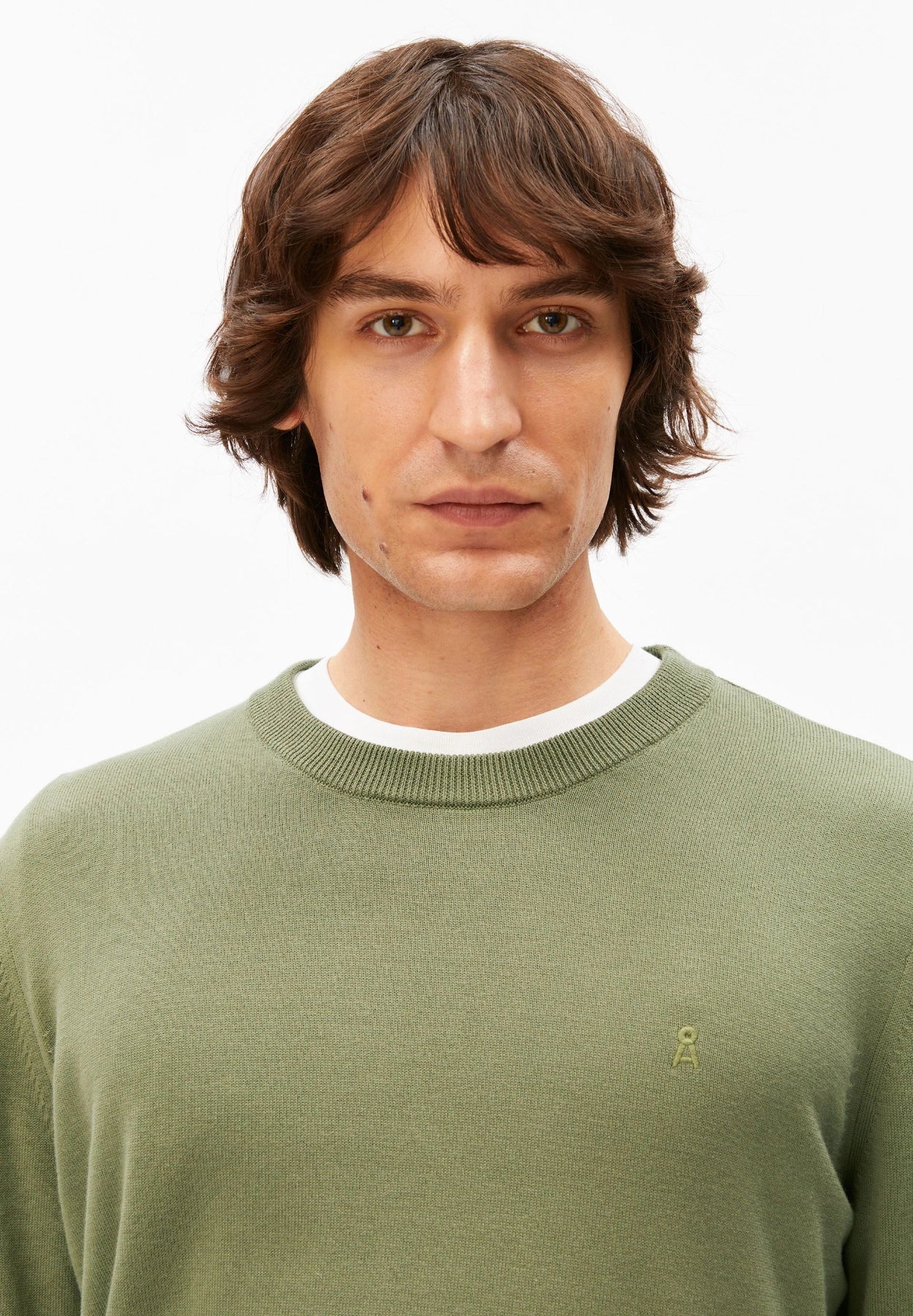 ARMEDANGELS Canada LOUKAA Sweater in Fatigue Green - close-up of sustainable organic cotton knit crew neck sweater