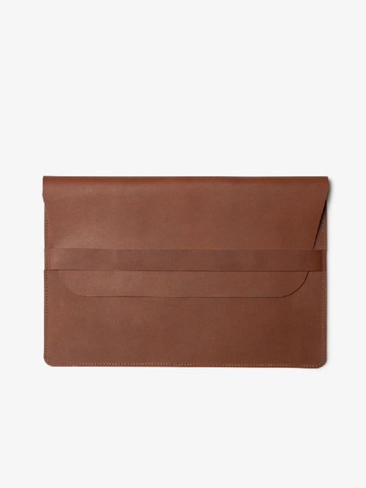 Milo & Dexter - SS24 - Classic Leather Laptop Sleeve in Brown - full display 1
