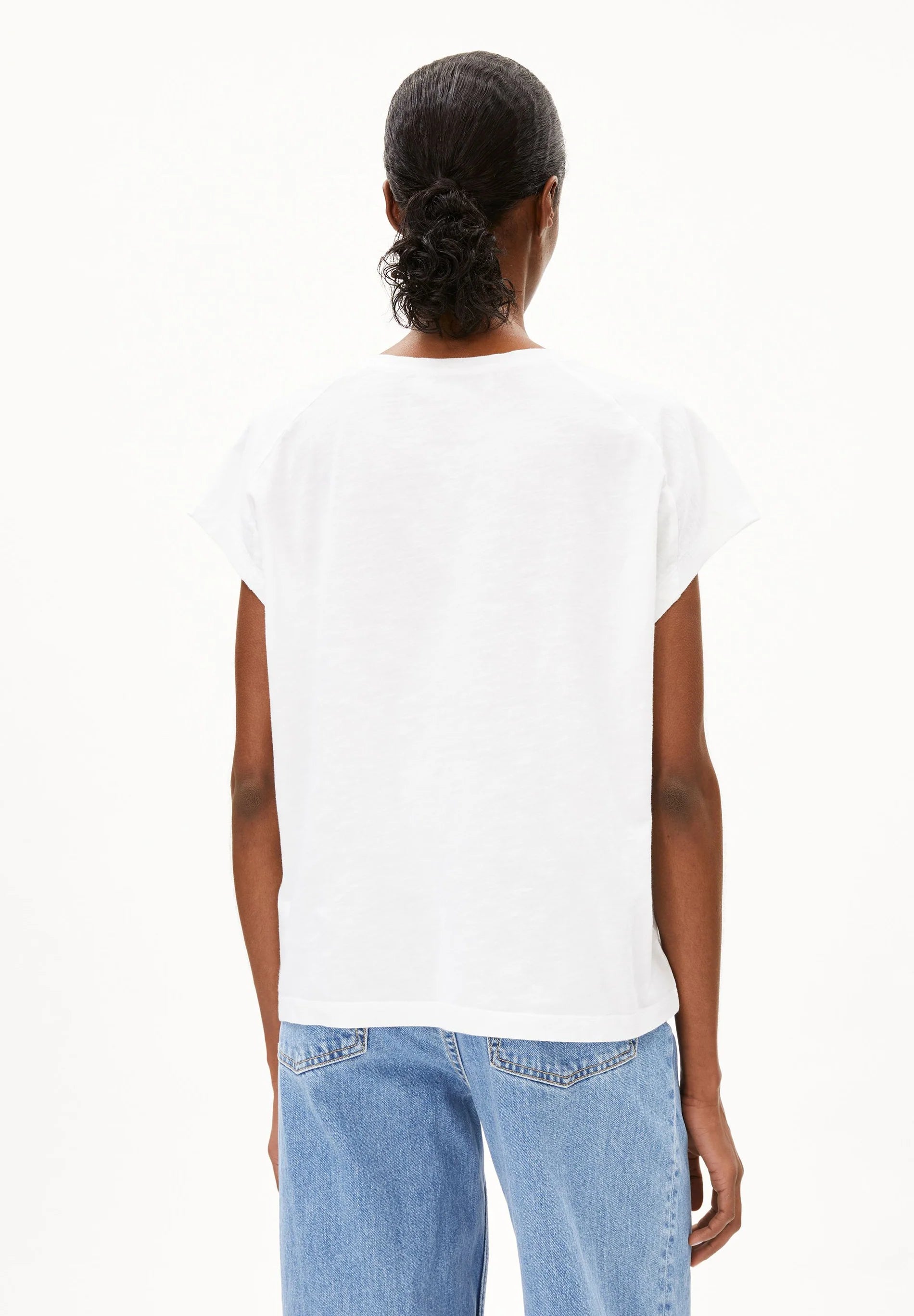 ARMEDANGELS Canada - SLUB Jersey T-Shirt in White back view on model of white tee