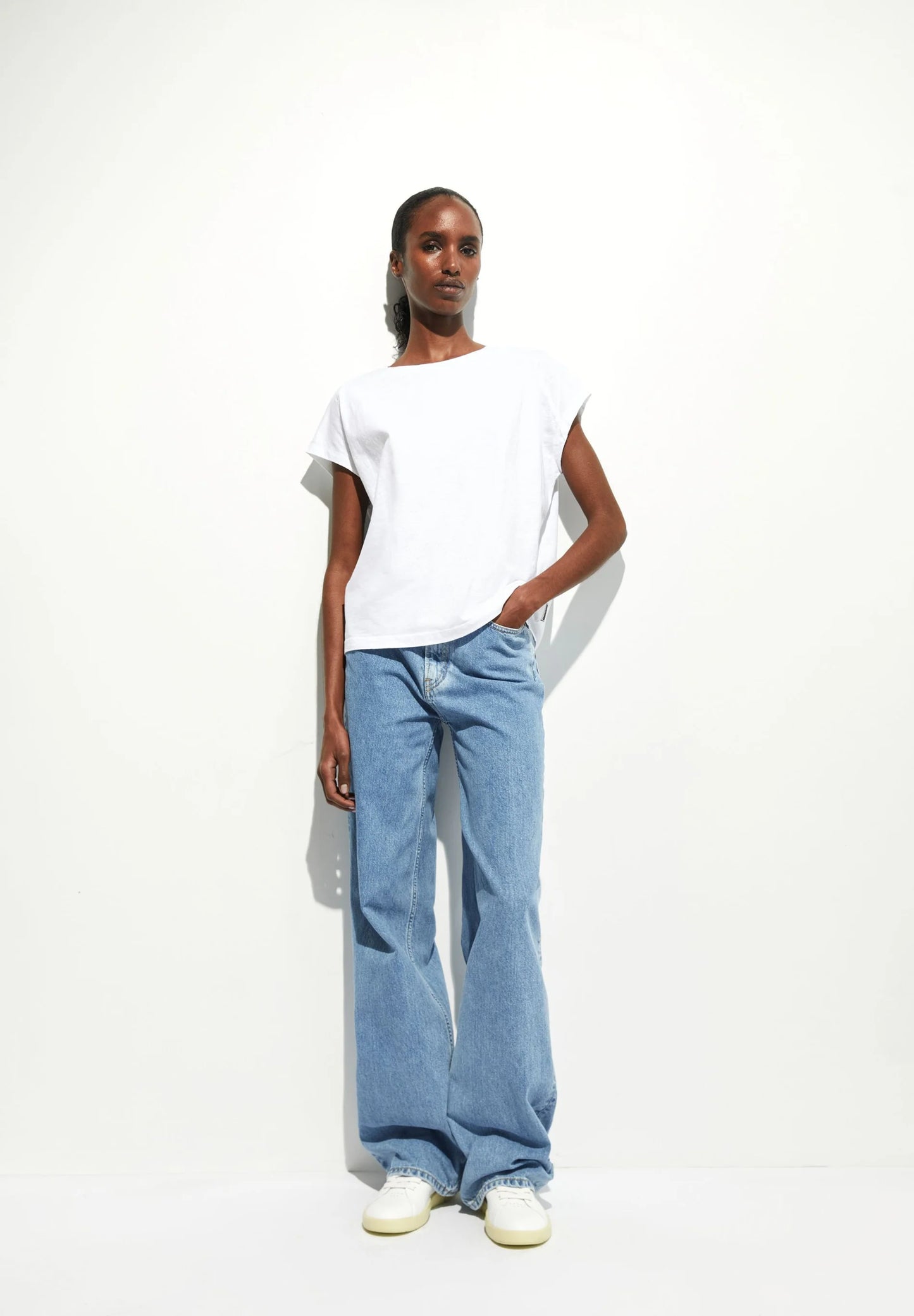 ARMEDANGELS Canada - SLUB Jersey T-Shirt in White model view front wearing blue jeans