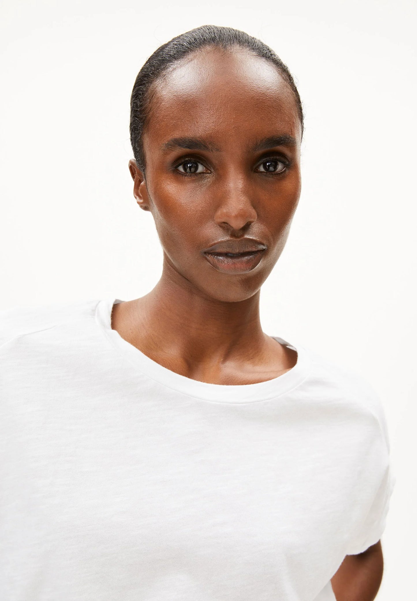 ARMEDANGELS Canada - SLUB Jersey T-Shirt in White close up of neck on model wearing white tee