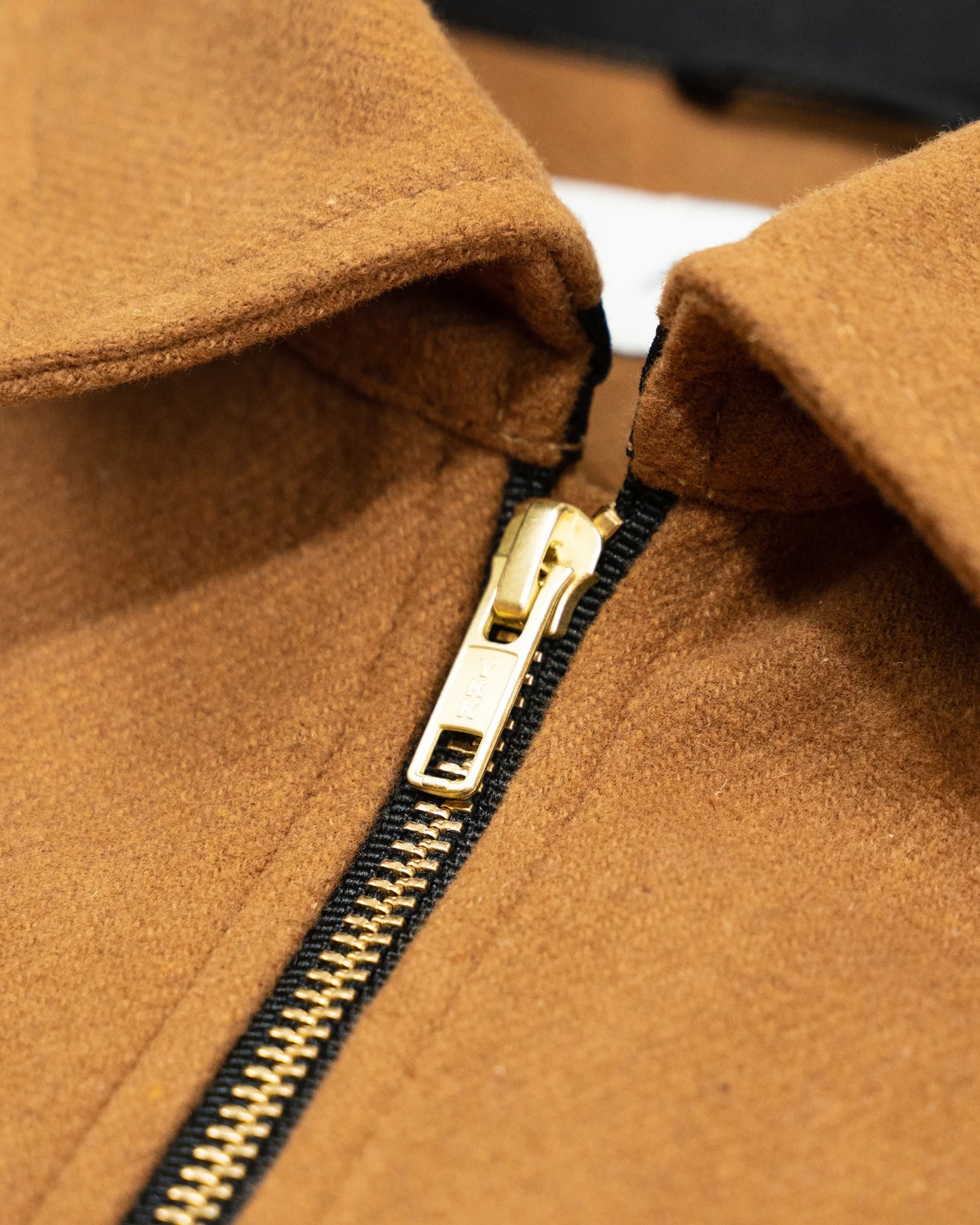 Anián - SS24 - The Eddie Coat in Timber - close-up zipper 7