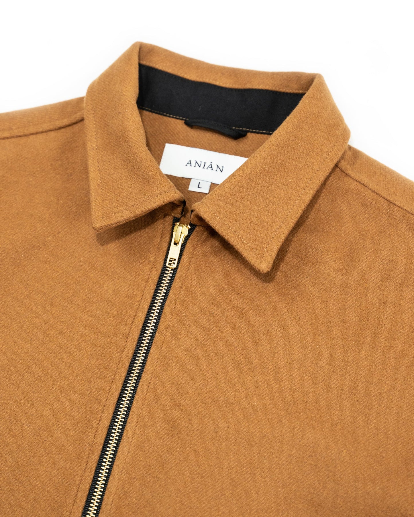 Anián - SS24 - The Eddie Coat in Timber - close-up collar 6