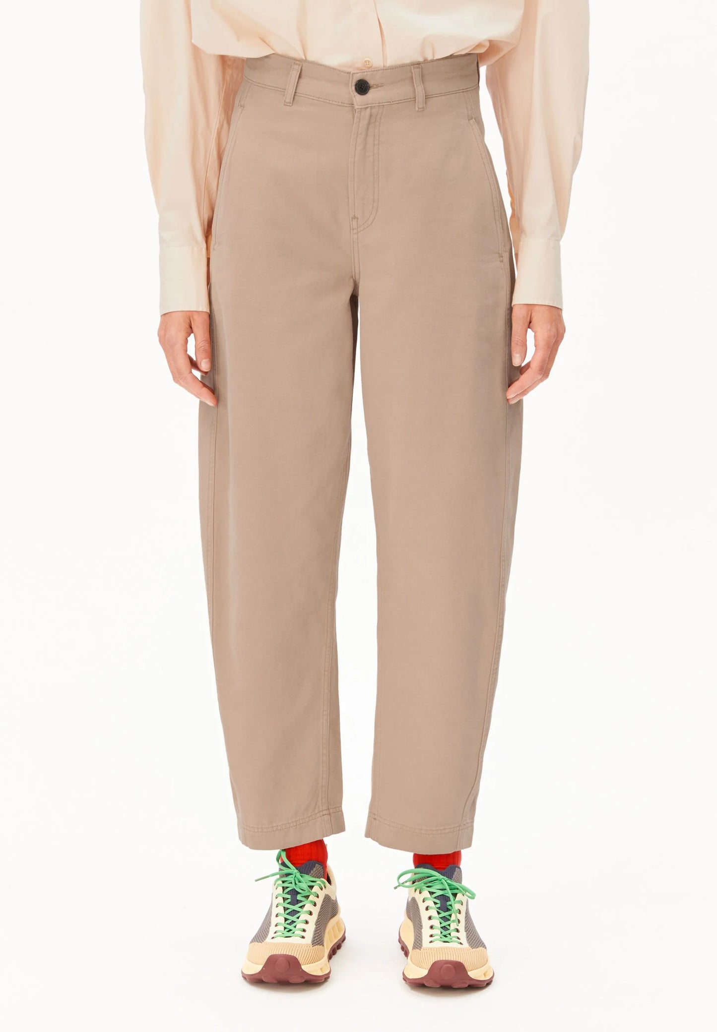 ARMEDANGELS Canada - WORKWEAR CANVAS Barrel Pants in True Camel front view on model