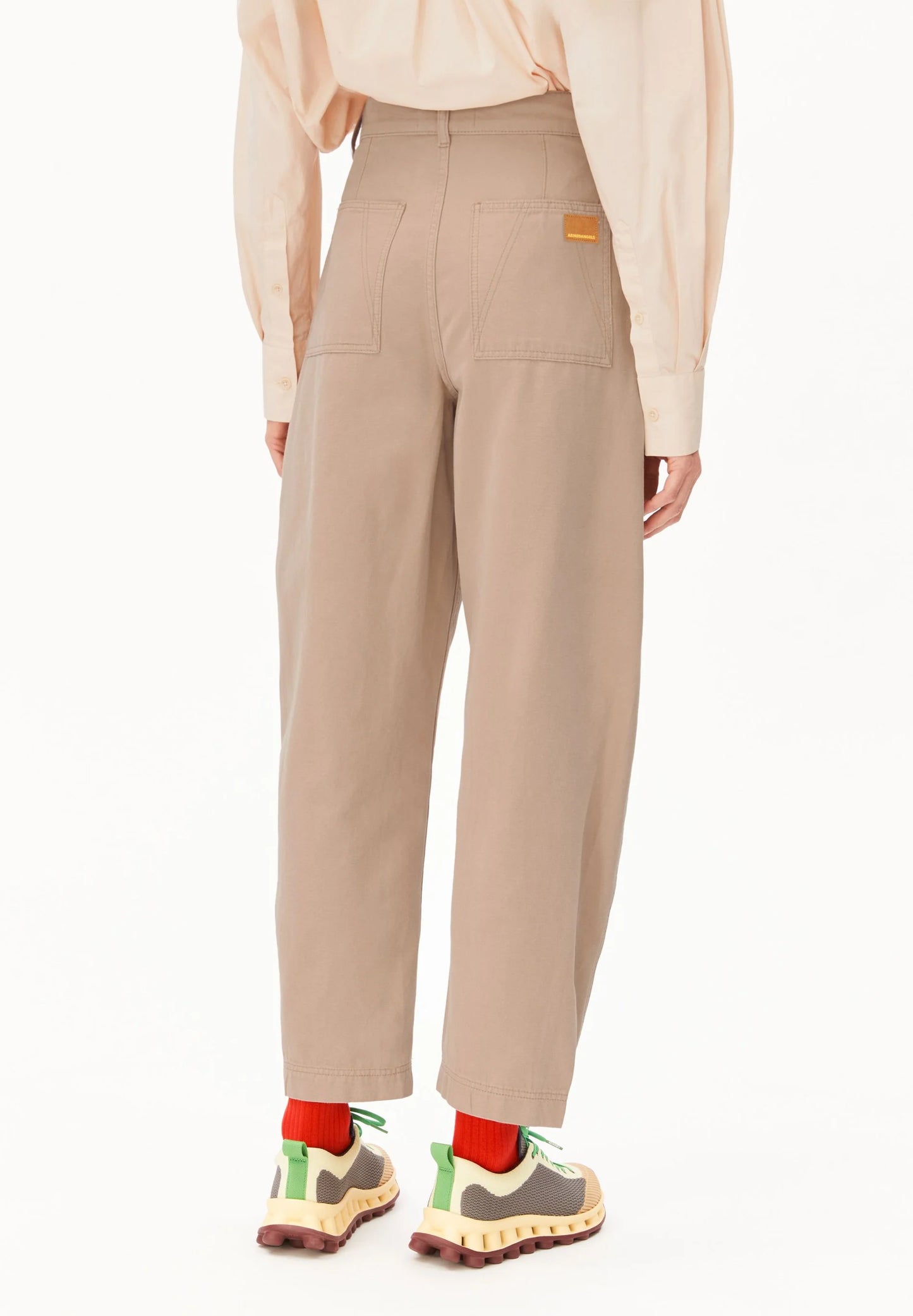 ARMEDANGELS Canada - WORKWEAR CANVAS Barrel Pants in True Camel back view on model