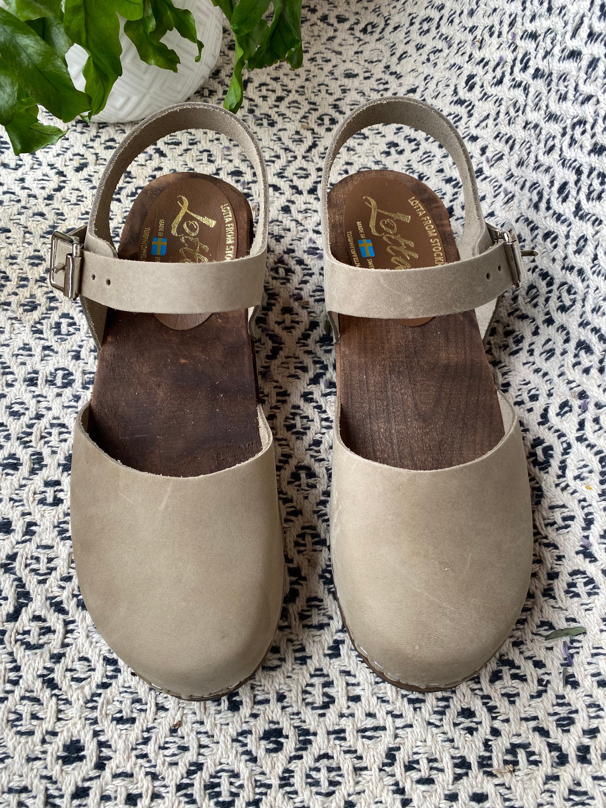 Low Wood in Taupe Oiled Nubuck – Textile Apparel