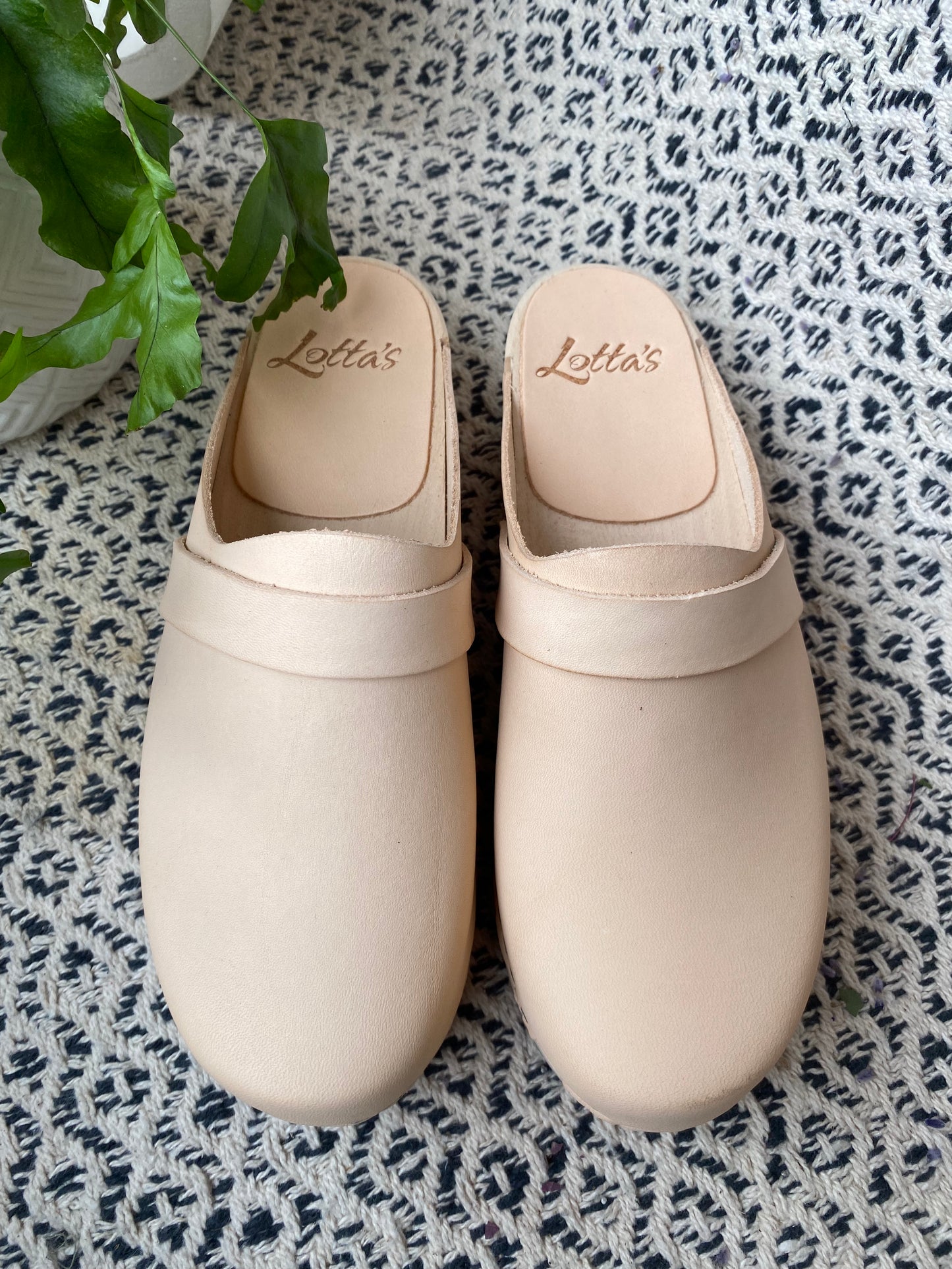 Elsa Classic Natural Leather Clogs