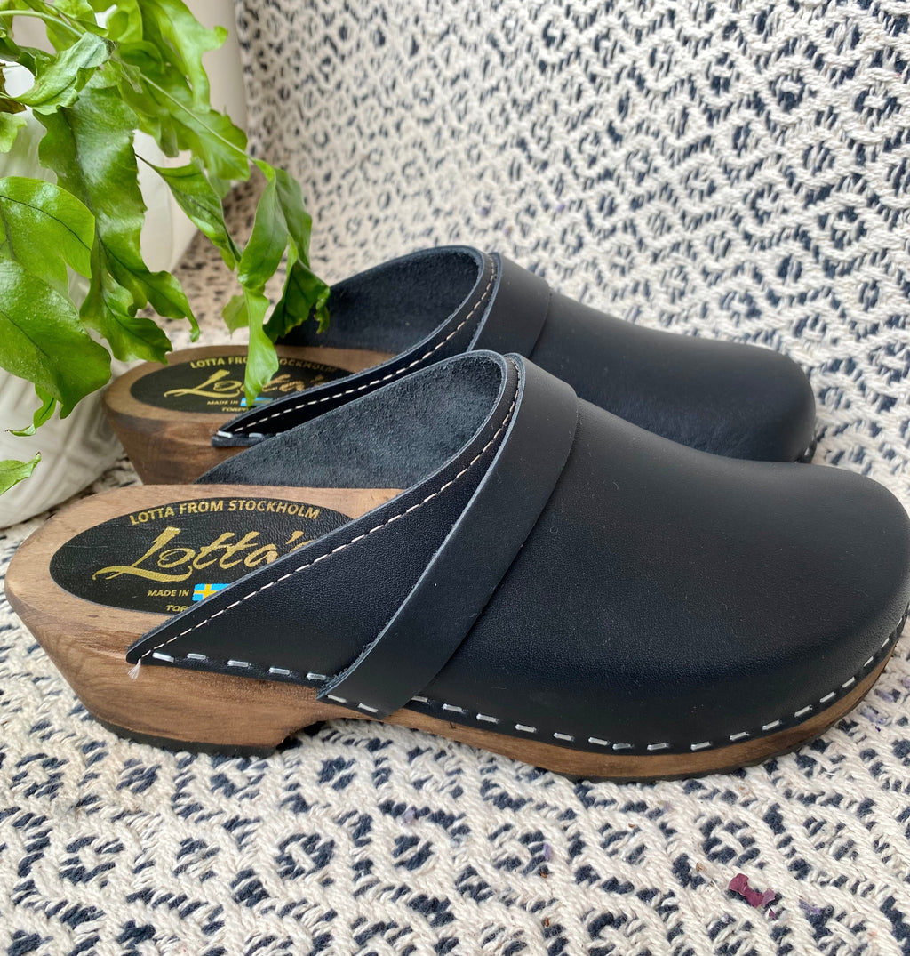 Lotta from Stockholm Classic Black Clogs on Brown Base